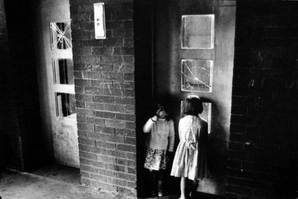 Roger Mayne - Children in front of a lift, Hyde Park, Sheffield
